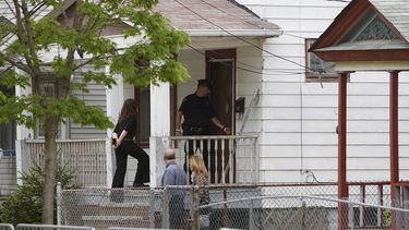 El hombre de 87 años, que, según algunos medios, padece el mal de Alzheimer, tuvo hoy retenidas a punta de pistola en su casa de Pompano Beach (sureste de Florida) a dos enfermeras, las cuales fueron liberadas sin daños gracias a la intervención de fuerzas especiales de la policía.