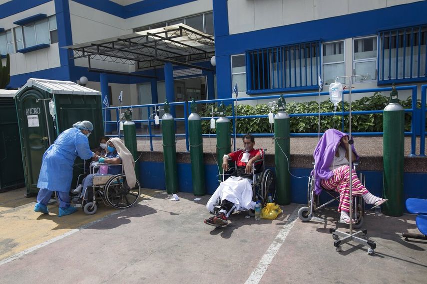 Personas infectadas con COVID-19 esperan una cama disponible afuera de un hospital p&uacute;blico en Lima, Per&uacute;, el jueves 30 de abril de 2020.&nbsp;