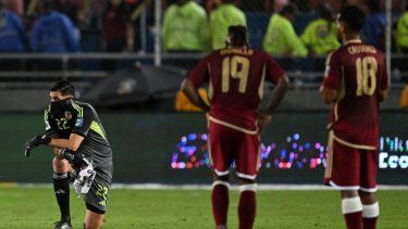 El portero venezolano Rafael Romo (izq) reacciona tras perder el partido de las eliminatorias sudamericanas para la Copa Mundial de la FIFA 2026 entre Venezuela y Colombia en el Estadio Monumental de Maturín, en Maturín, Venezuela, el 9 de septiembre de 2025. 