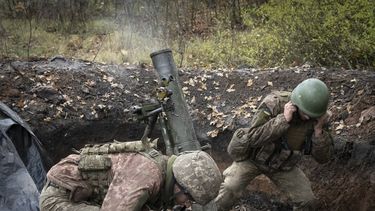 Soldados ucranianos disparan un mortero en el frente cerca de Bakhmut, en la región de Donetsk, Ucrania, el 27 de octubre de 2022.&nbsp;