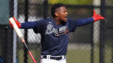 Ronald Acuña, de los Bravos de Atlanta, bromea durante una práctica de bateo en North Port, Florida, el jueves 17 de marzo de 2022