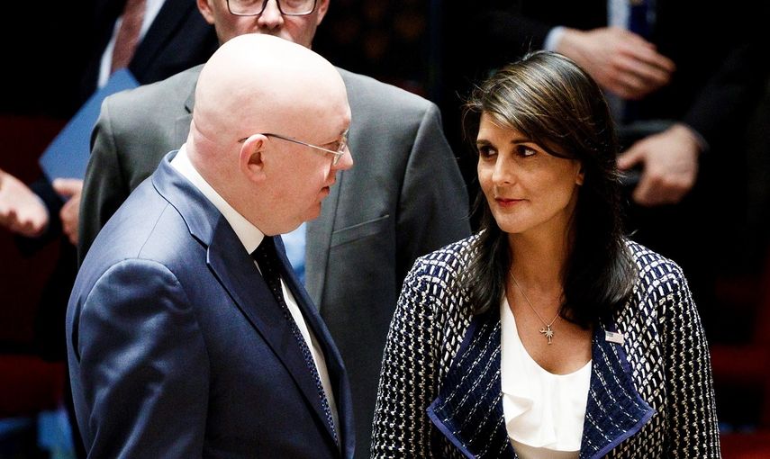 El embajador ruso para la ONU, Vassily Nebenzia (i), conversa con la embajadora EEUU, Nikki Haley, antes del inicio de la reunión de emergencia del Consejo de Seguridad de la ONU.