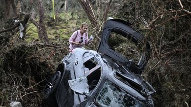 Una voluntaria busca a personas desaparecidas tras las graves inundaciones repentinas ocurridas durante el fin de semana festivo del 4 de julio en Hunt, Texas, el 6 de julio de 2025.&nbsp;