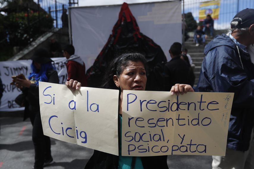 Una mujer protesta contra el presidente de Guatemala, Jimmy Morales, frente al Palacio Nacional de la Cultura, en Ciudad de Guatemala.