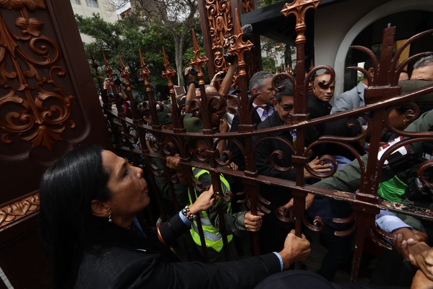 Los comunicadores, liderados por el Sindicato Nacional de Trabajadores de la Prensa (SNTP),&nbsp;rompieron el cerco de seguridad de la GNB al empujar a algunos funcionarios que se encontraban en uno de los puntos de acceso al Palacio Federal Legislativo.