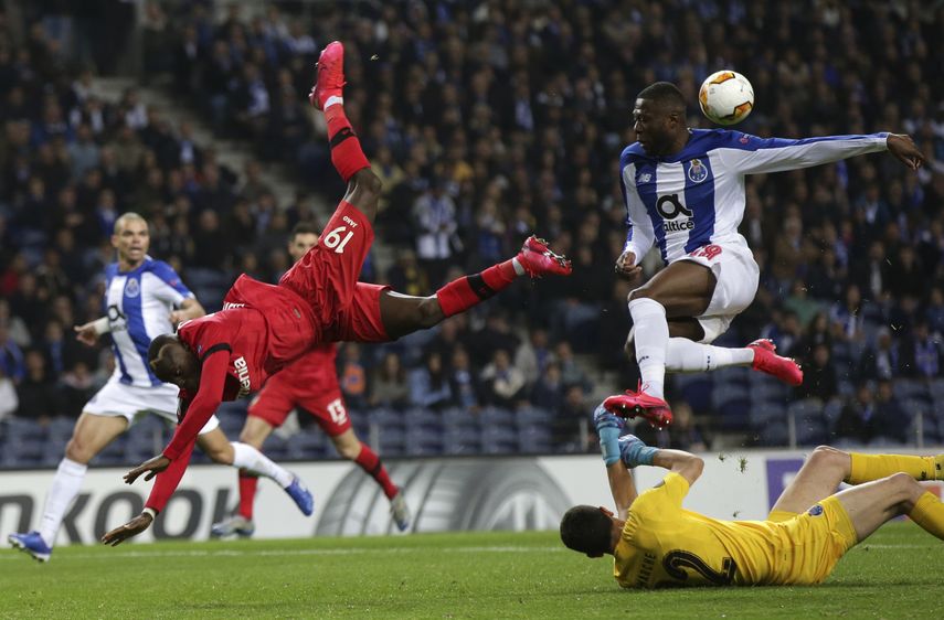 En esta foto de archivo del 27 de febrero de 2020, el defensa del Porto Chancel Mbemba y el arquero argentino Agust&iacute;n Marches&iacute;n (derecha), buscan repeler un ataque de Moussa Diaby, del Bayer Leverkusen, durante un partido de la Liga Europa&nbsp;