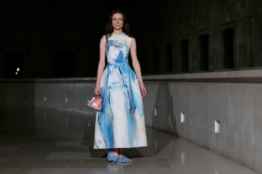 Una modelo presenta una creación durante una presentación en pasarela de la colección Otoño-Invierno 2025-2026 de la marca de moda Erdem, en la Semana de la Moda de Londres, en Londres, el 23 de febrero de 2025.&nbsp;