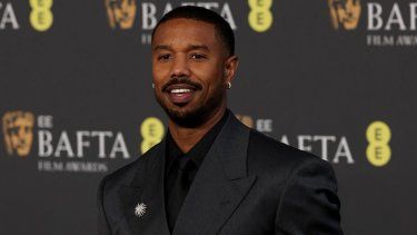 El actor estadounidense Michael B. Jordan posa en la alfombra roja a su llegada a los Premios BAFTA de la Academia Británica de Cine en el Royal Festival Hall, Southbank Centre, en Londres, el 22 de febrero de 2026.