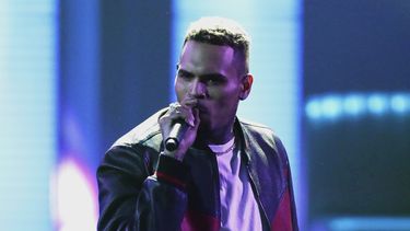 Chris Brown canta en la ceremonia de los Premios BET en el Teatro Microsoft, en Los Angeles, en 2017.