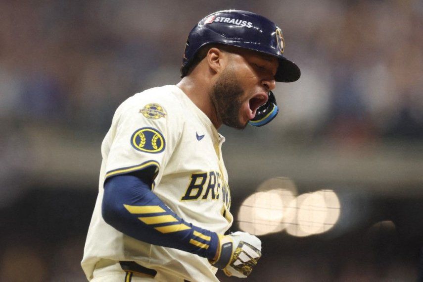 El venezolano Jackson Chourio, número 11 de los Cerveceros de Milwaukee, recorre las bases tras conectar un jonrón en la cuarta entrada contra los Cachorros de Chicago en el segundo juego de la Serie Divisional de la Liga Nacional en el American Family Field el 6 de octubre de 2025 en Milwaukee, Wisconsin.&nbsp;