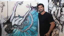 El pintor cubanoamericano Alexander Mijares dejó por un momento su taller de arte para trabajar largas horas en la fábrica de su padre, que ahora produce máscaras protectoras contra la Covid-19. El pintor cubanoamericano Alexander Mijares dejó por un momento su taller de arte para trabajar largas horas en la fábrica de su padre, que ahora produce máscaras protectoras contra la Covid-19.