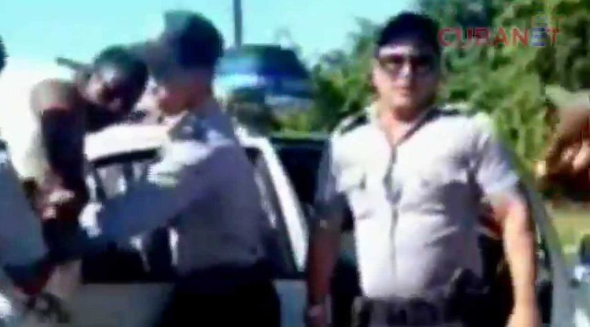 Captura de pantalla del video subido a Youtube por el portal informativo Cubanet que recogió los sucesos en tiempo real cuando los pobladores de la Cuevita se rebelan ante abuso y las arbitrariedades policiales.