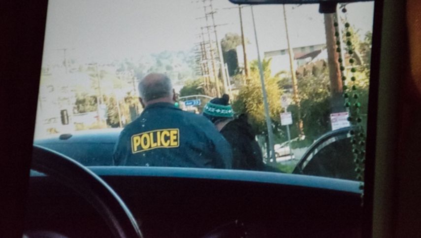 Captura de video que muestra la detención de&nbsp;Rómulo Avelica González, inmigrante indocumentado, por agentes de ICE.