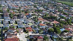 Vista aérea de casas unifamiliares en Miami, Florida. Vista aérea de casas unifamiliares en Miami, Florida.