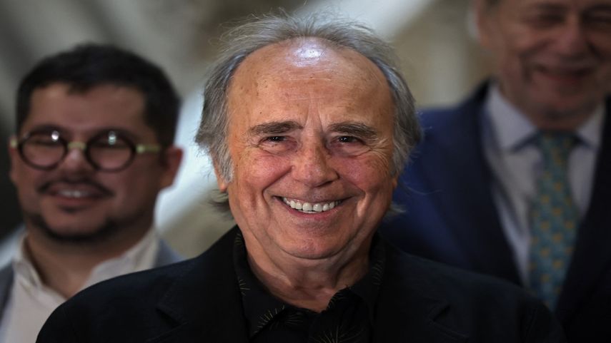 El cantante español Joan Manuel Serrat posa para las fotos cuando llega a una ceremonia conmemorativa del 50 aniversario del golpe de estado del general Pinochet en Chile, en la Casa América de Madrid el 15 de julio de 2023.