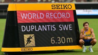 El atleta sueco Armand Duplantis celebra su nuevo récord mundial en la final de salto con pértiga masculina durante el Campeonato Mundial de Atletismo en Tokio el 15 de septiembre de 2025. 