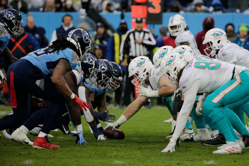 Tennessee Titans and Miami Dolphins en la linea de pelea por el control del balón durante el segundo cuarto