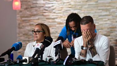 Keila Ortiz y Antonio Rodríguez ofrecen una conferencia de prensa durante el funeral de su hija Keishla, el jueves 6 de mayo de 2021 tras su muerte violenta. El cadáver apareció en una laguna y el boxeador Félix Verdejo ha sido acusado&nbsp;