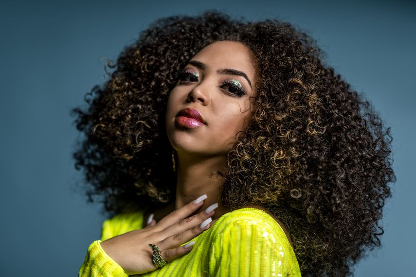 Ahora, con 19 años de edad, llega a la palestra musical con el lanzamiento de Pa Tras.