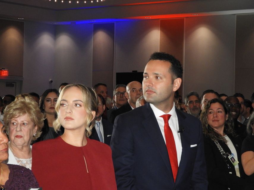 Bryan Calvo junto a su novia Melianni Terrero en la ceremonia. 
