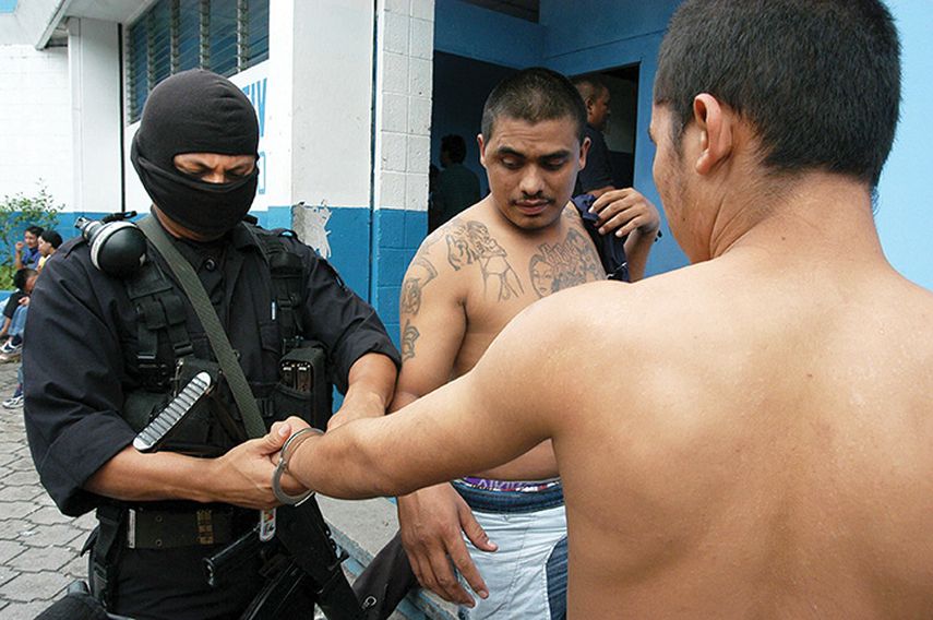 Dos pandilleros son arrestados por un policía encubierto en El Salvador. (ARCHIVO)