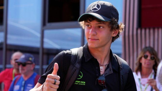 El piloto de Mercedes, el italiano Andrea Kimi Antonelli, muestra el pulgar en el paddock del circuito de Monza, Italia, el jueves 29 de agosto de 2024, previo al Gran Premio de Italia.