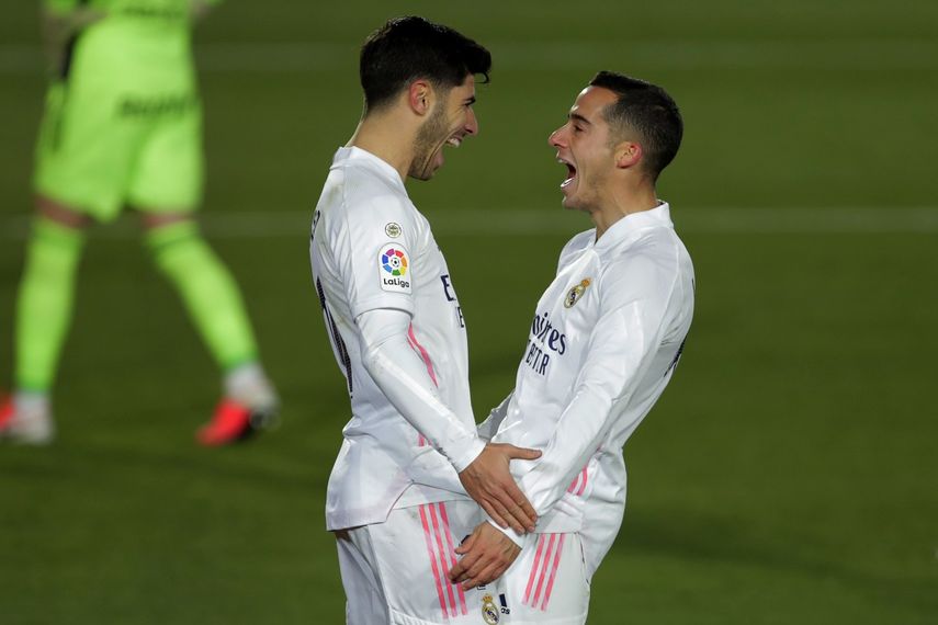 El atacante de Real Madrid Marco Asensio, izquierda, celebra con su compañero Lucas Vázquez tras anotar el segundo gol del equipo contra el Celta de Vigo el sábado, 2 de enero del 2020, en Madrid.&nbsp;