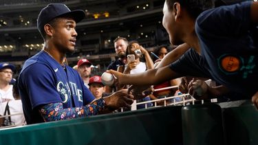 Julio Rodríguez, de los Marineros de Seattle, firma autógrafos después del segundo juego de la doble cartelera en contra de los Nacionales de Washington, el miércoles 13 de julio de 2022, en Washington. Seattle ganó 2-1.&nbsp;