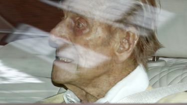 El príncipe Felipe de Inglaterra sale del Hospital Rey Eduardo VII en la parte trasera de un auto, en Londres, el martes 16 de marzo de 2021. El esposo de la reina Isabel II, de 99 años, estuvo hospitalizado para una intervención de corazón.