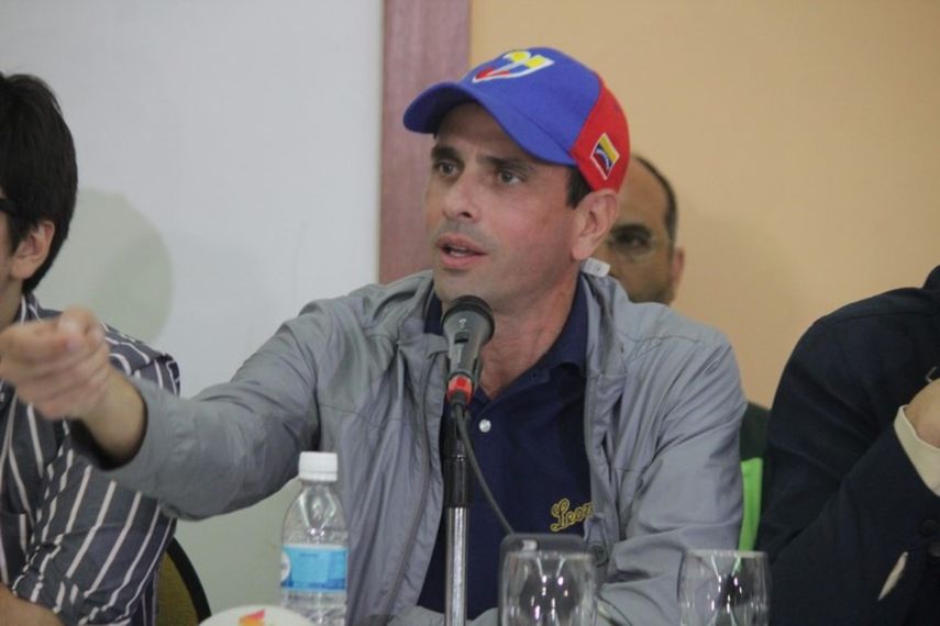 Capriles dio a conocer una reciente encuesta de la firma Datanálisis, firma citada varias veces por Maduro, que señala que un 76,3 por ciento de los venezolanos está de acuerdo con que el mandato de Maduro sea revocado este año&nbsp;