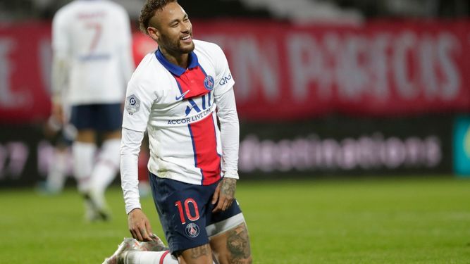 El delantero brasileño Neymar, del PSG, reacciona al final de un partido de la liga francesa ante el Brest, en el Estadio Francis-Le Ble en Brest, Francia, el domingo 23 de mayo de 2021