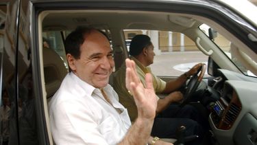 En esta foto de archivo del 27 de abril de 2005, el expresidente de Ecuador, Abdal&aacute; Bucaram, deja el Ministerio de Relaciones Exteriores en la ciudad de Panam&aacute;, donde busc&oacute; asilo pol&iacute;tico despu&eacute;s de huir de su pa&iacute;s en medio de protestas masivas que obligaron a la expulsi&oacute;n del presidente Lucio Guti&eacute;rrez. Bucaram fue detenido en su casa en Guayaquil, Ecuador, el 3 de junio de 2020, durante una orden de allanamiento ordenada por la Fiscal&iacute;a que investiga supuesta corrupci&oacute;n en la compra de suministros m&eacute;dicos.&nbsp;