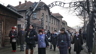 En esta fotograf&iacute;a de archivo del 27 de enero de 2016 sobrevivientes del Holocausto caminan por la entrada del antiguo campo de concentraci&oacute;n nazi en Auschwitz-Birkenau en Oswiecim, Polonia.&nbsp; 