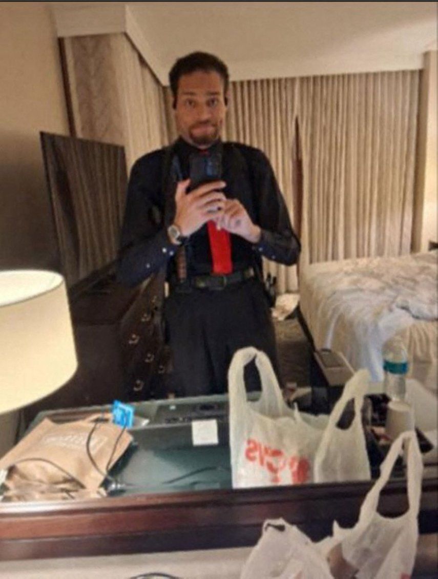La foto que el acusado Cole Allen se tomó a sí mismo frente a un espejo aproximadamente a las 8:03 p.m. antes de intentar el asesinato contra el presidente Donald Trump, en su habitación de hotel en el Washington Hilton en Washington, DC, el 25 de abril de 2026.