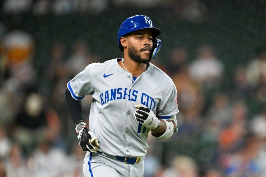 El venezolano Maikel García, de los Reales de Kansas City, recorre las bases tras conectar un jonrón ante los Astros de Houston, el 14 de mayo de 2025.