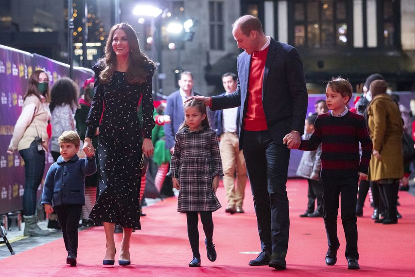 El príncipe William y Kate, duquesa de Cambridge, con sus hijos asisten a un espectáculo navideño en el teatro Palladium de Londres, 11 de diciembre de 2020, en homenaje a los trabajadores de la salud y sus familias por su trabajo durante la pandemia de COVID-19.