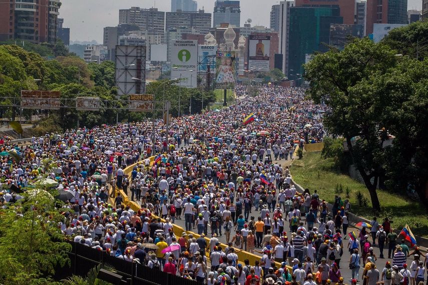 &nbsp;Venezolanos participan en la manifestación convocada hoy, miércoles 26 de abril de 2017, en Caracas
