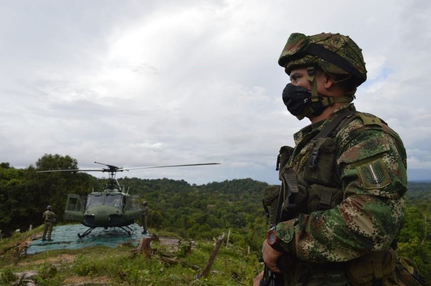 Soldado del Ejército de Colombia junto a un helicóptero.