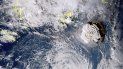En esta imagen satelital, tomada por el satélite japonés Himawari-8 y distribuida por la agencia meteorológica del pais, se muestra la erupción de un volcán submarino cerca de Tonga, en el océano Pacífico, el 15 de enero de 2022. 