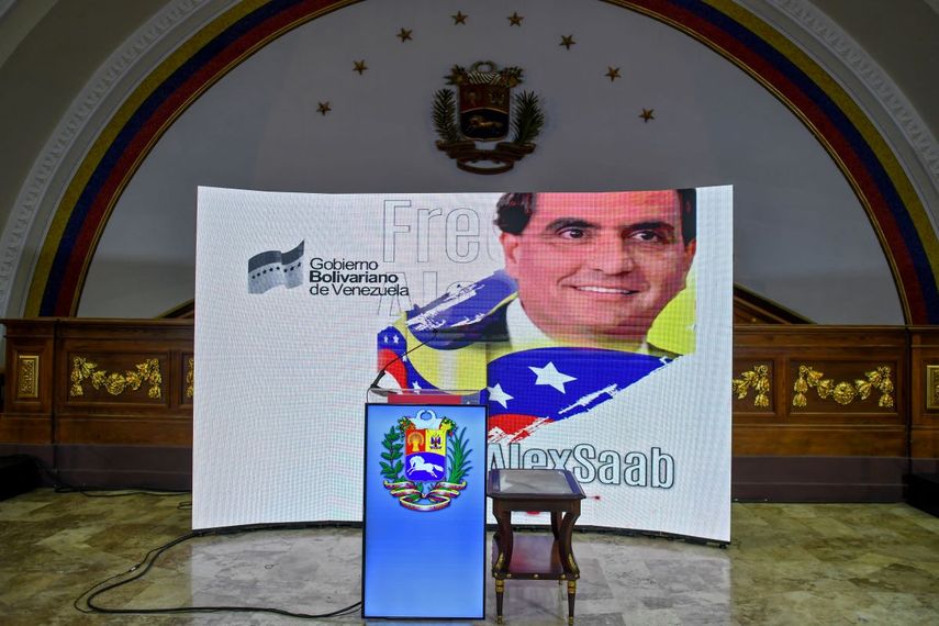 La imagen del supuesto testaferro Alexander Saab se proyecta en una pantalla en la Asamblea Nacional, en Caracas el 16 de octubre de 2021, antes de una conferencia de prensa.