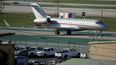 Un avión privado de VistaJet, llamado The Football Era y que transportaría a la estrella pop Taylor Swift, aterriza en el Aeropuerto Internacional de Los Ángeles, el sábado 10 de febrero de 2024.