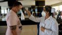 Personal médico revisa la temperatura de los turistas en el Hotel Internacional Varadero, provincia de Matanzas, el 23 de octubre de 2020. Varadero, el balneario más importante de Cuba, reabre al turismo internacional, en medio de la pandemia del coronavirus.    
