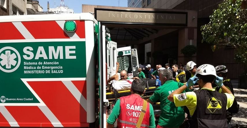 Alberto Crescenti, coordinador del&nbsp;Sistema de Atención Médica de Emergencias (SAME), dijo&nbsp;a la prensa que una de las personas heridas sufrió el golpe de una reja de gran tamaño que fue empujada a la calle&nbsp;por la fuerza de la explosión.