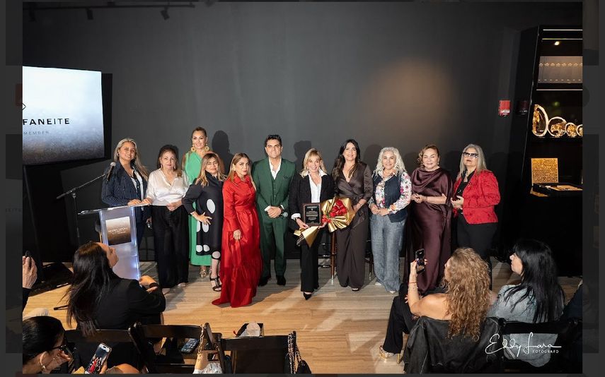 Líderes hispanas y empresarias junto a Alberto Maucó, fundador y CEO de la organizació en el lanzamiento de la agenda 2026 y su premiación anual.