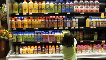 La industria alimenticia suele engañarnos al etiquetar las cantidades de azúcar que estamos consumiendo.