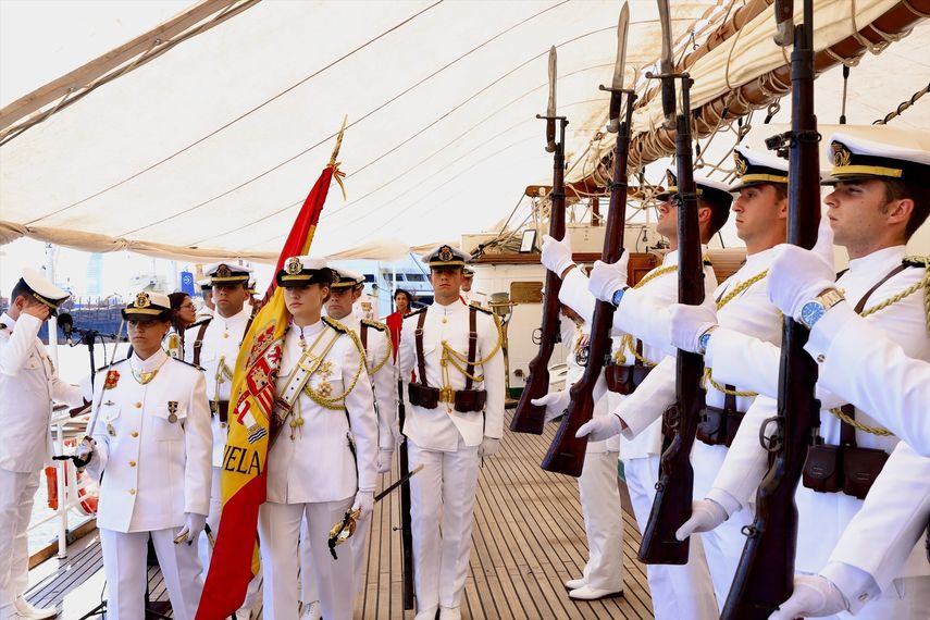 La princesa Leonor como abanderada en la jura de bandera a bordo del buque escuela Juan Sebastián Elcano durante su escala en Montevideo.