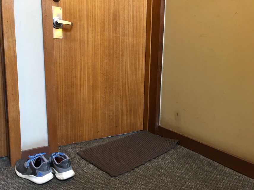 Fotograf&iacute;a del 6 de abril de 2020 de zapatos afuera de la puerta del hogar de la periodista de Associated Press Janelle Cogan en Atlanta.&nbsp;