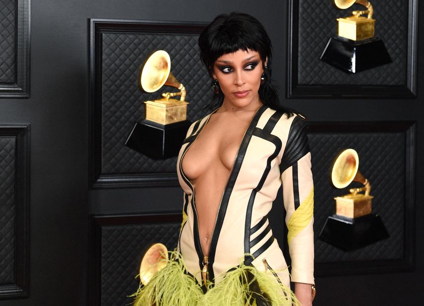 Amala Ratna Zandile Dlamini, mejor conocida como Doja Cat, posa en su llegada a la ceremonia 63 de los Grammy.