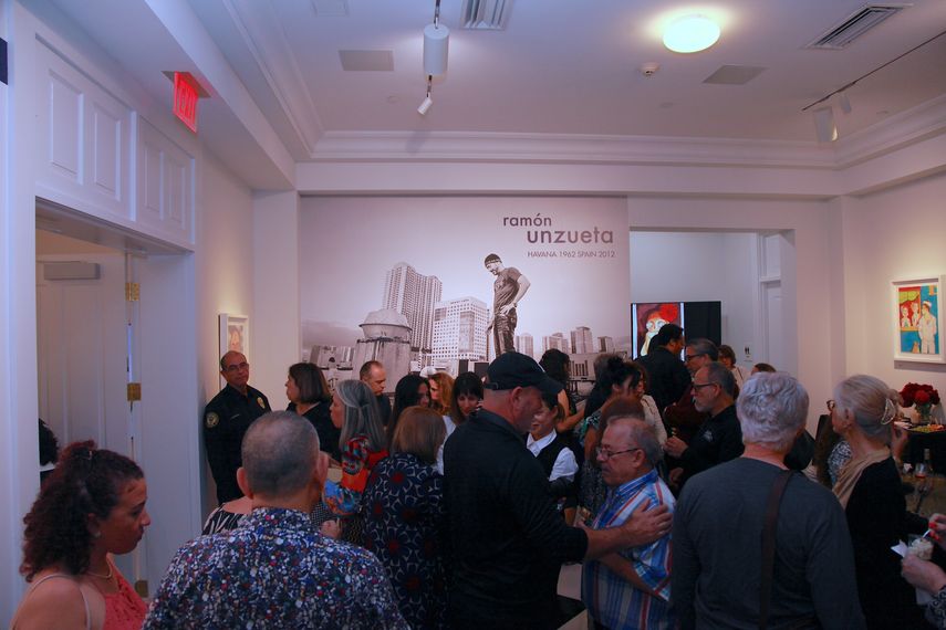 La noche de apertura de la exposición De isla en isla, con obras de Ramón Unzueta, contó con una gran afluencia de público.&nbsp;