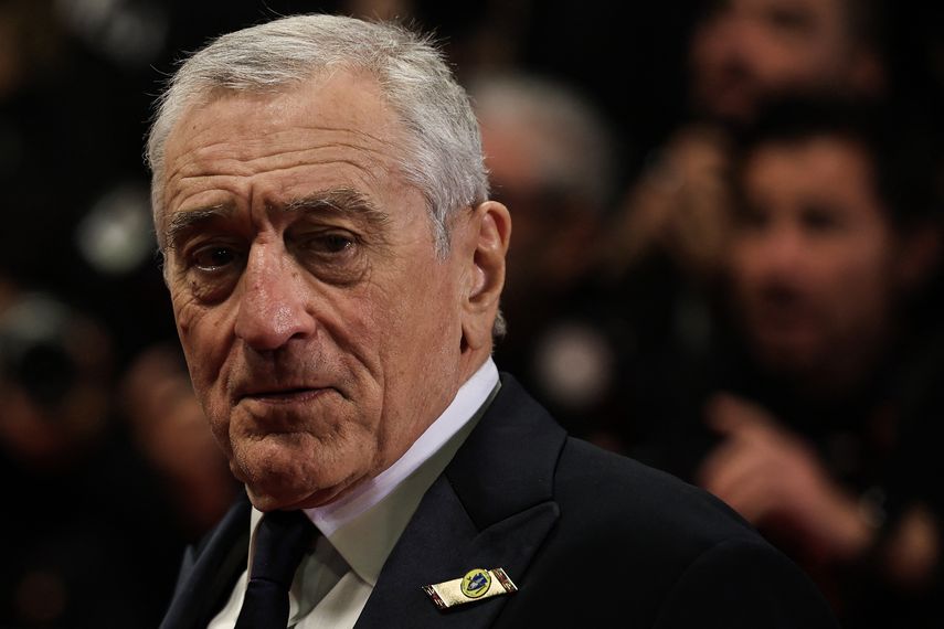 El actor estadounidense Robert De Niro posa al salir del Palacio de Festivales tras la proyección de la película Killers of the Flower Moon durante la 76.ª edición del Festival de Cine de Cannes, en el sur de Francia, el 20 de mayo de 2023.